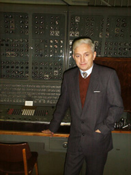 В.В.Макарчук на фоне ЭВМ  УРАЛ-1